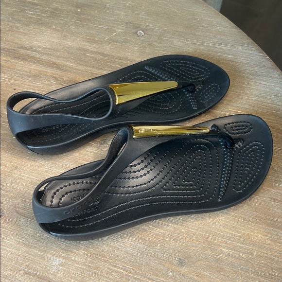 Crocs Women’s Serena Black Sandals with Gold Metallic Bar Size 6 NEW - Picture 6 of 16